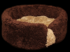 Krásný měkounký pelíšek je vyroben z velmi příjemného kvalitního materiálu - fleecu s dlouhým chlupem. Je hebký na dotek což určitě ocení vaši mazlíčci. Polštářek je vyndavací. Pelíšek je vyrobený z 3cm molitanu a polštářek je vyplněný dutým vláknem a na spodu je molitan 1cm silný, aby lépe držel tvar.  Venkovní rozměr pelíšku průměr 50cm, vnitřní rozmě 43 cm a výška 17cm. Praní na 30° C. 